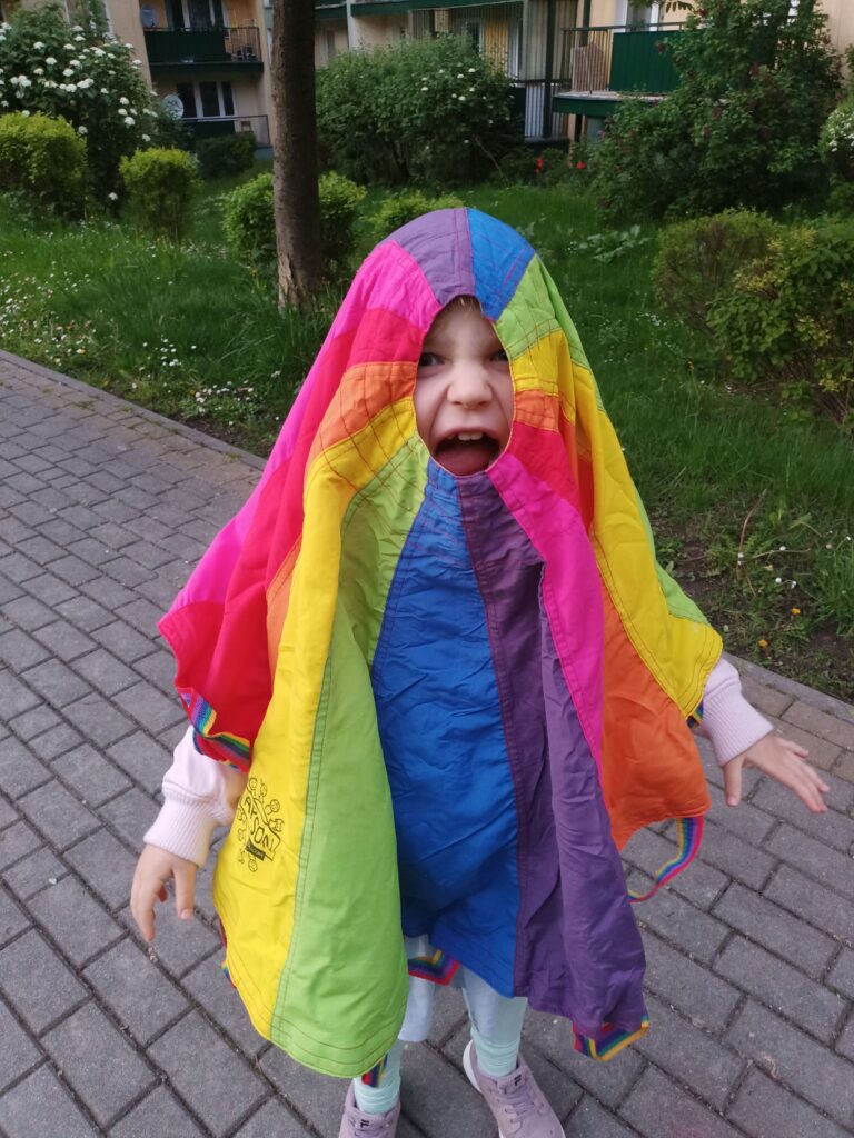 dziecko z chustą animacyjną
