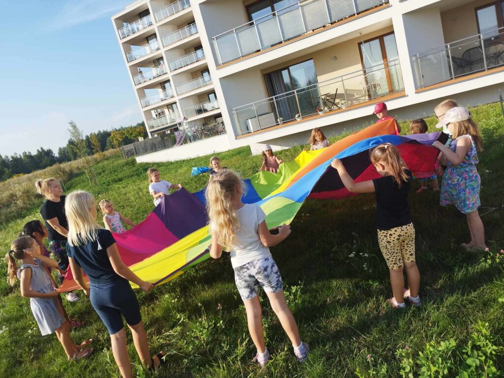 animacje urodzinowe zabawy z chustą animacyjną