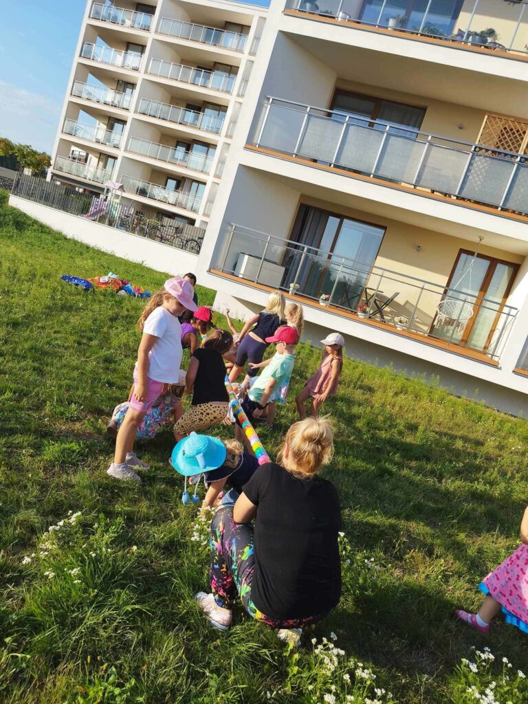 animacje na urodziny limbo z taśmy i piłeczek