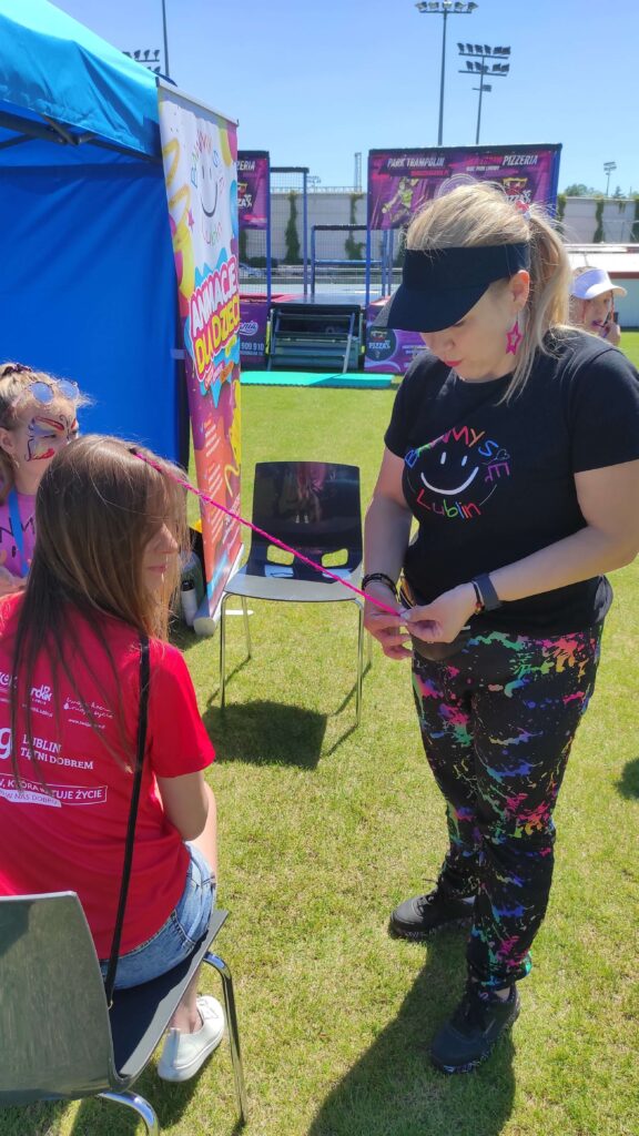 animatorka wykonuje kolorowy warkoczyk we włosach animacje dla dzieci lublin