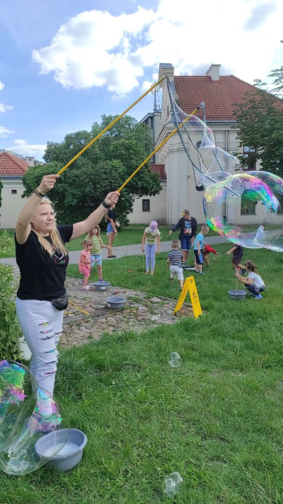 animatorka robi mega bańki mydlane lublin