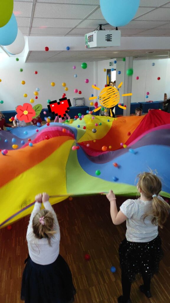 zabawa z piłeczkami na chuście animacyjnej animacje dla dzieci lublin